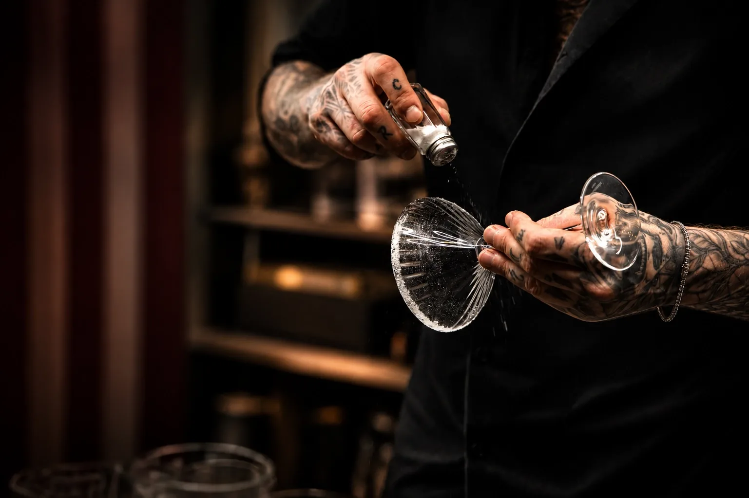 Barman préparant un cocktail au comptoir