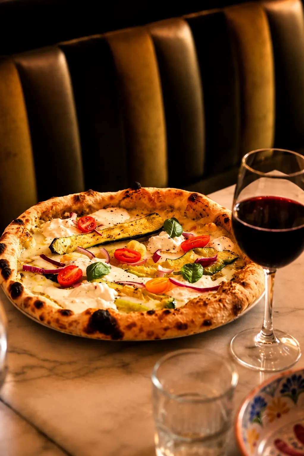 Pizza au four et verre de vin rouge